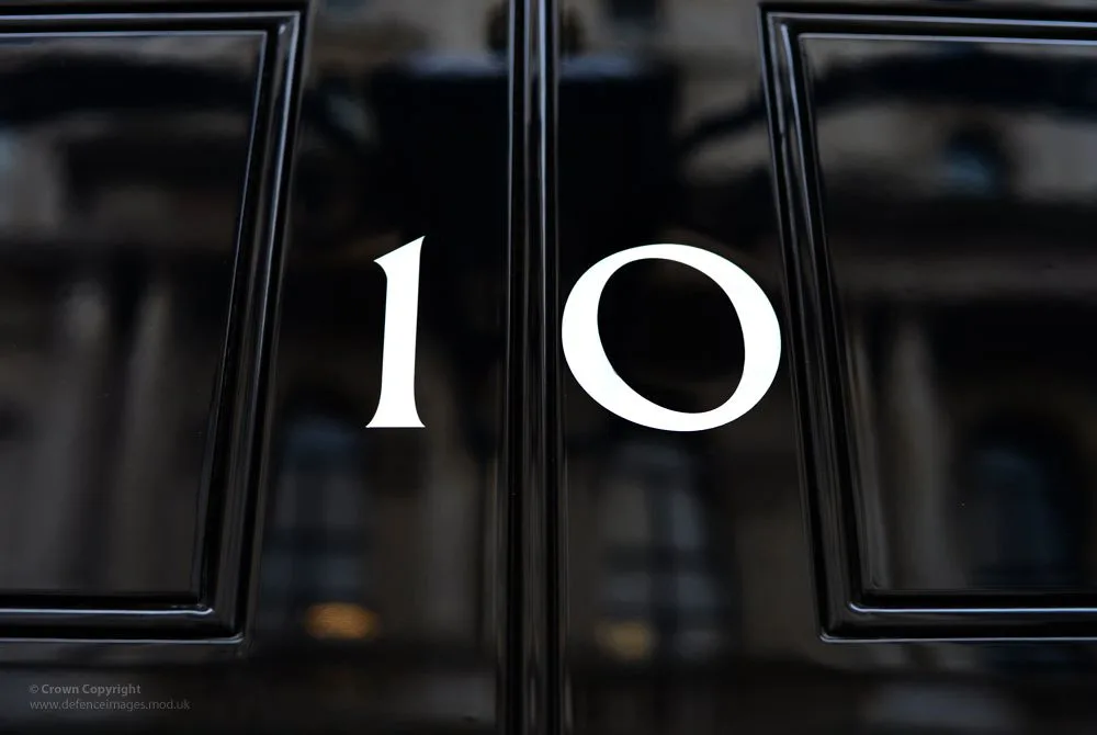 Il numero civico 10 in cifre bianche su una porta nera del celebre edificio londinese.