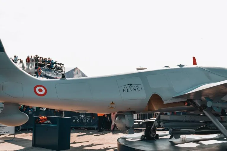 Aereo militare turco con fusoliera azzurra e insegne rosse in esposizione statica durante un evento pubblico.