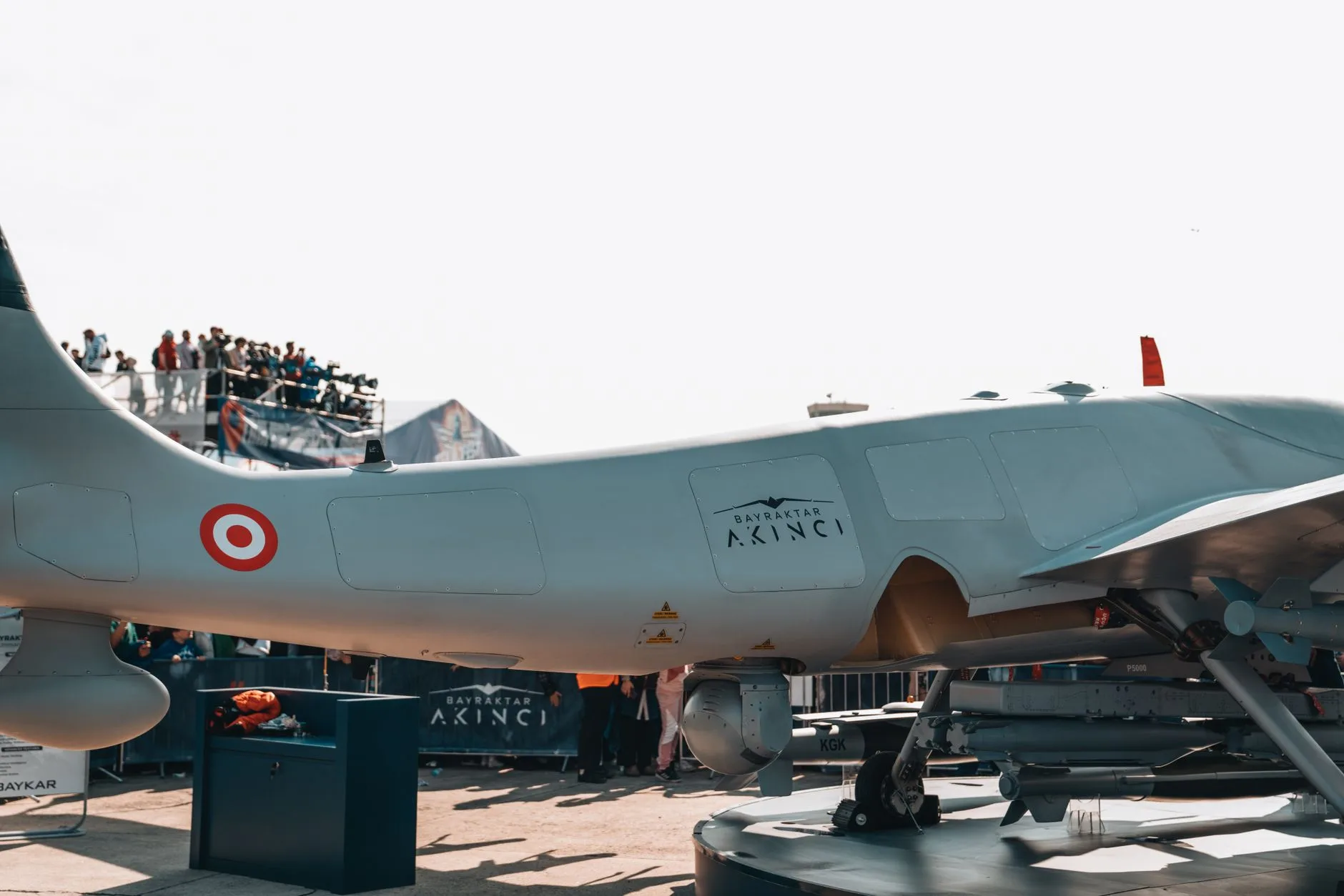 Aereo militare turco con fusoliera azzurra e insegne rosse in esposizione statica durante un evento pubblico.