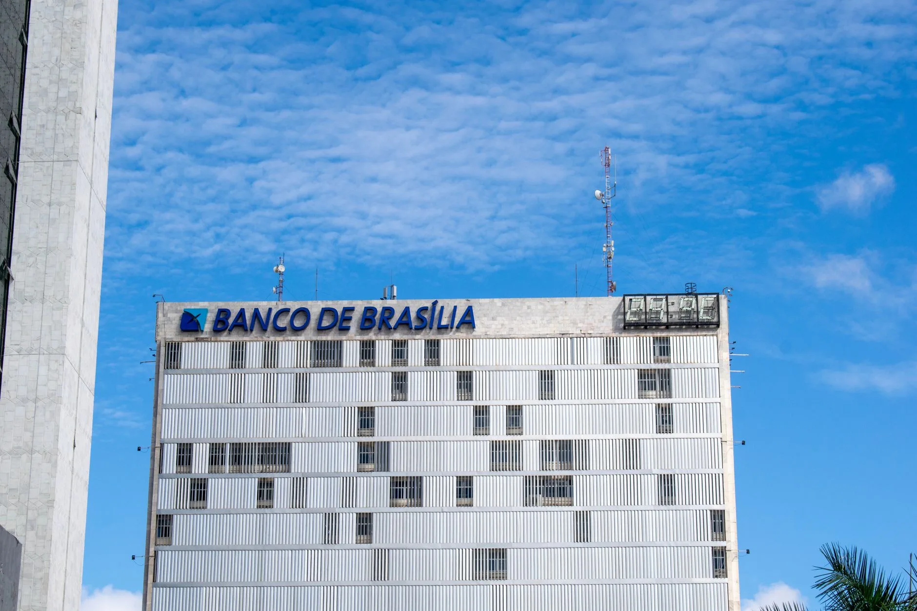 Edificio del Banco de Brasília con facciata bianca moderna contro un cielo azzurro.