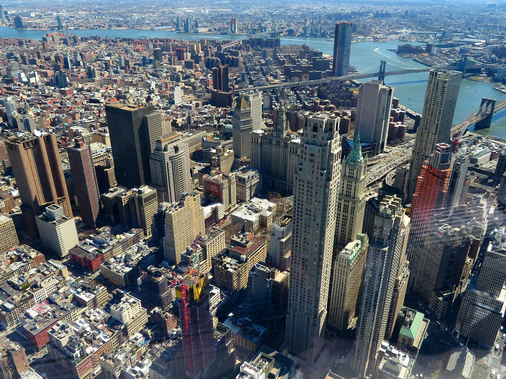 Veduta aerea di Manhattan con grattacieli e l'East River sullo sfondo.