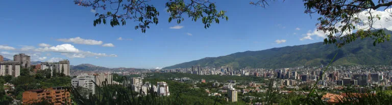Caracas si estende nella valle circondata da montagne verdeggianti, con grattacieli e edifici residenziali distribuiti nel…