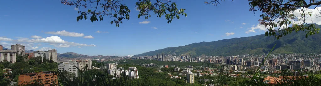 Caracas si estende nella valle circondata da montagne verdeggianti, con grattacieli e edifici residenziali distribuiti nel…