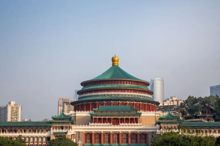 La Grande Sala del Popolo di Chongqing con la sua cupola verde caratteristica e decorazioni rosse tradizionali cinesi.