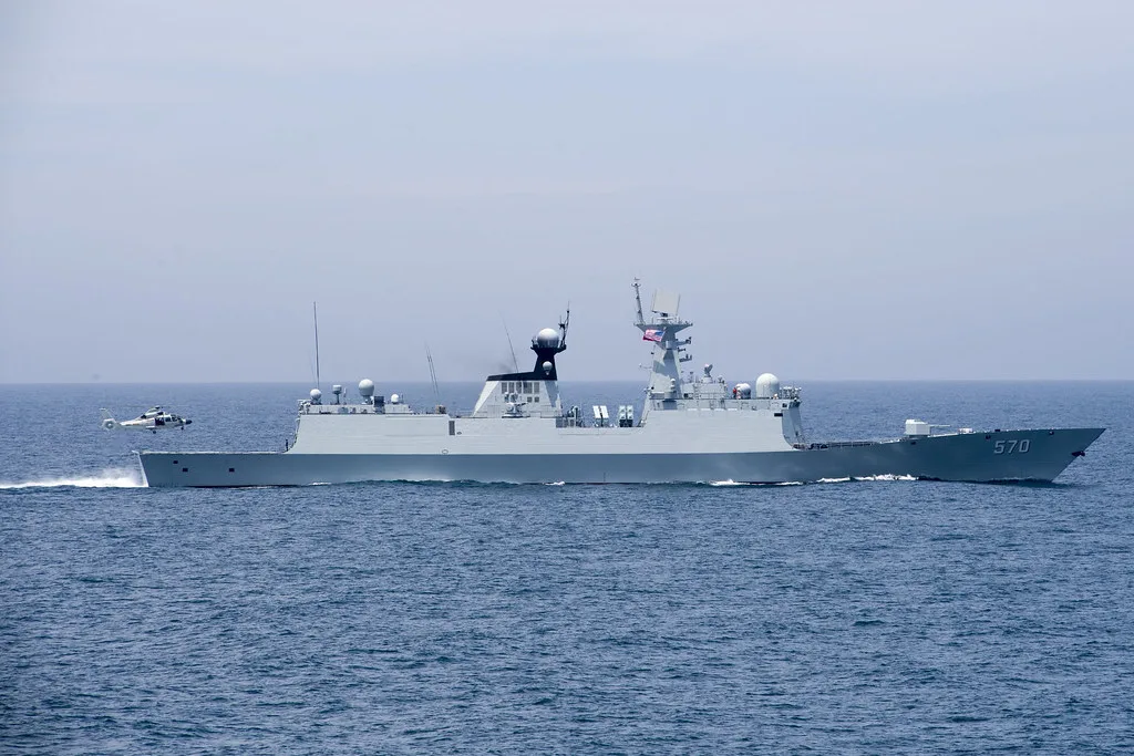 Nave da guerra grigia con numero di scafo 570 naviga in acque aperte del Mar Cinese Meridionale.