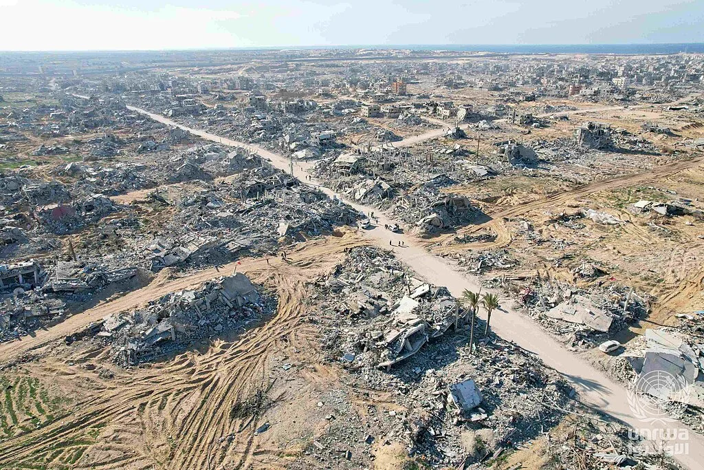 Vista aerea di Rafah mostra edifici distrutti, macerie diffuse e strade tra le rovine dopo il ritiro delle forze israeliane.