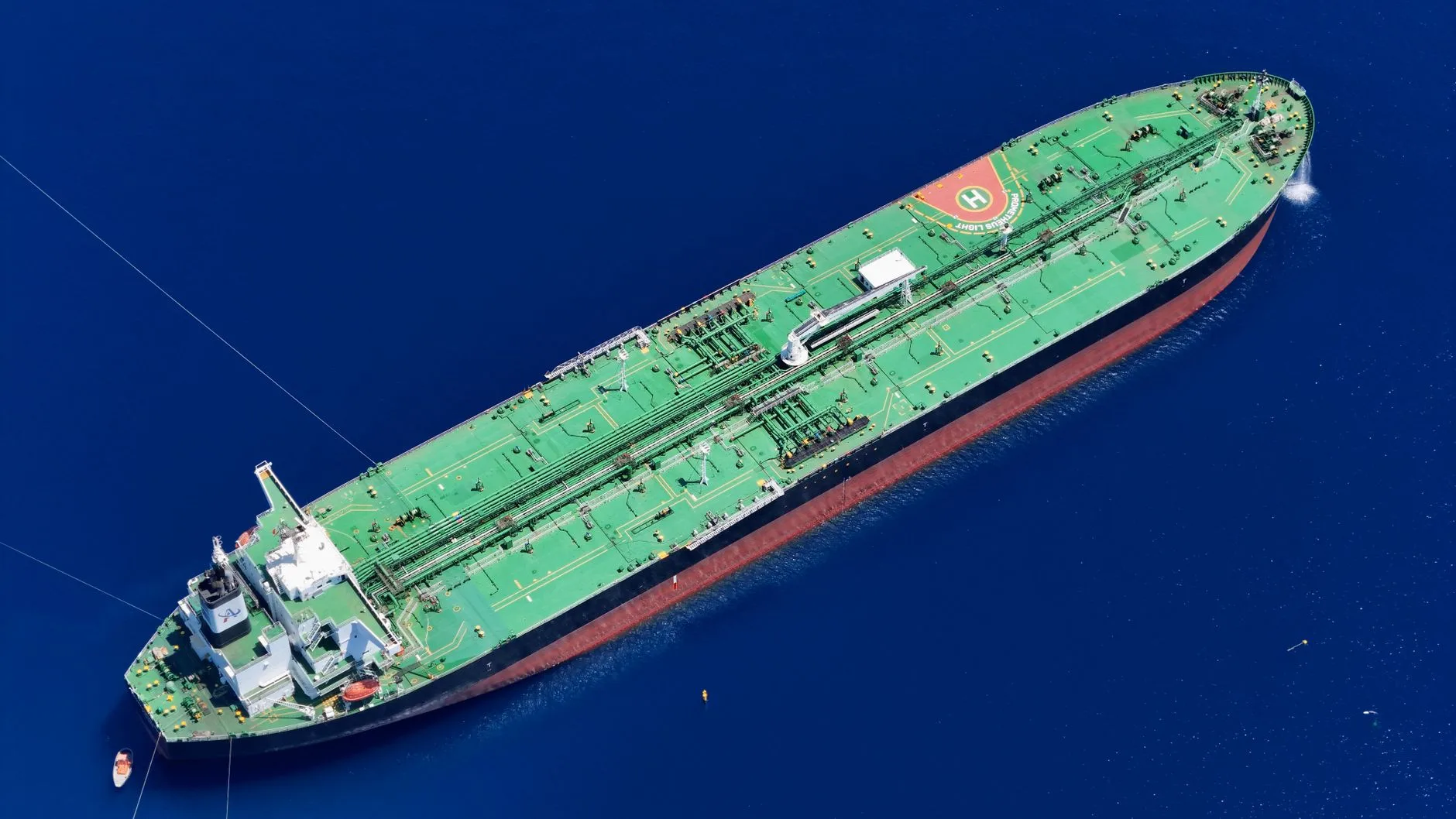 Petroliera con scafo verde e rosso vista dall'alto mentre naviga in acque blu del Mediterraneo.