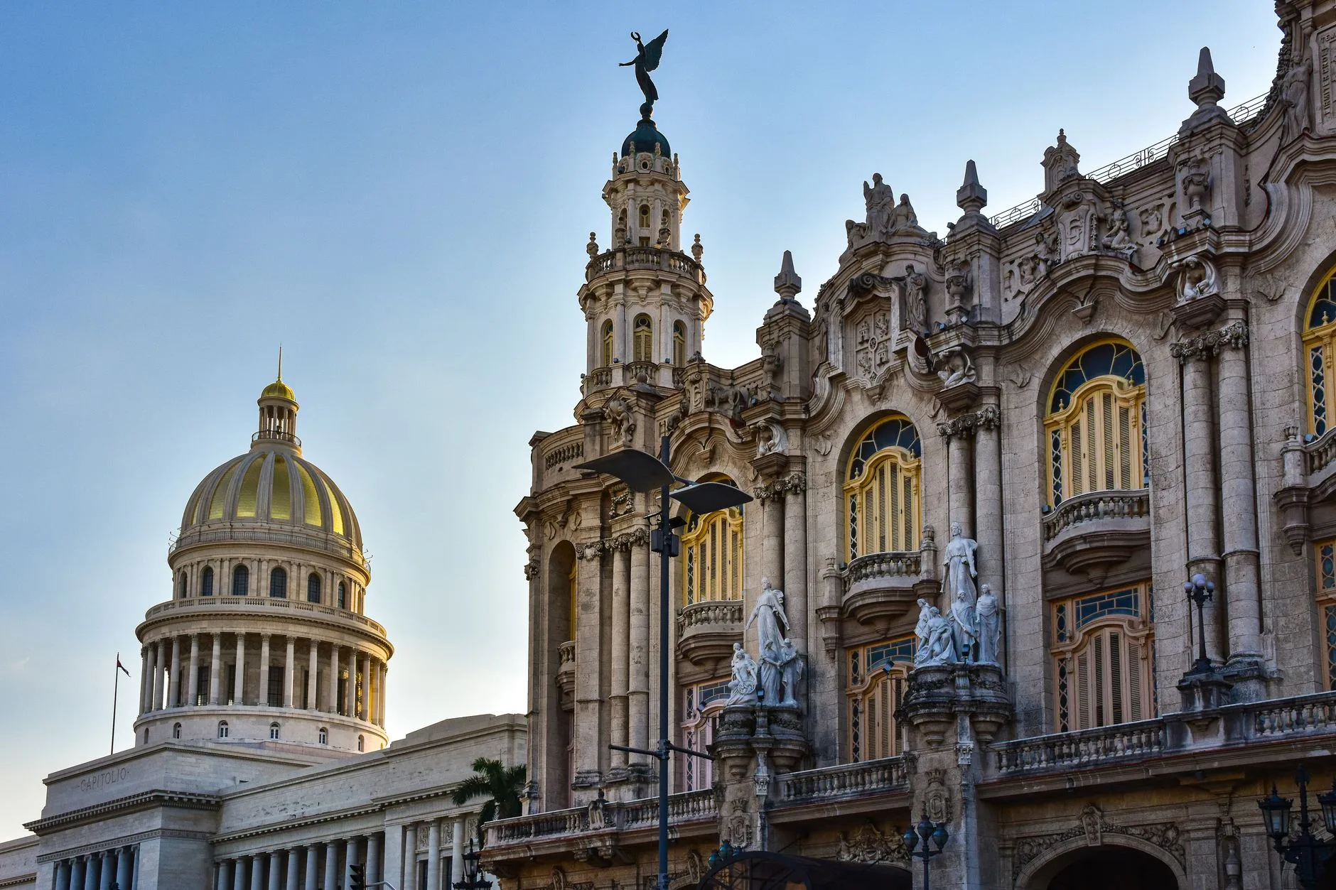 Capitolio Nazionale e Grande Teatro dell'Avana con cupole dorate e facciate barocche contro cielo azzurro.