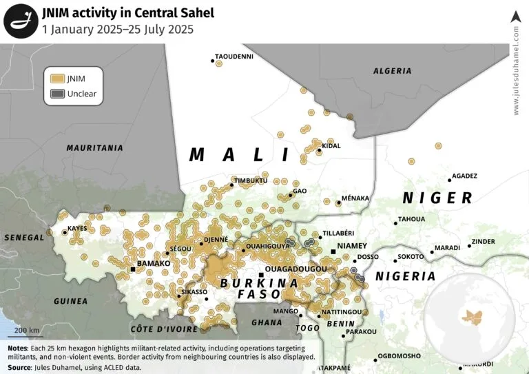 Mappa del Sahel centrale con simboli gialli indicanti attività del JNIM tra gennaio e luglio 2025, concentrate in Mali e…