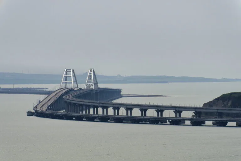 Il ponte di Kerch con le sue torri inclinate attraversa lo stretto collegando la Crimea alla Russia continentale.