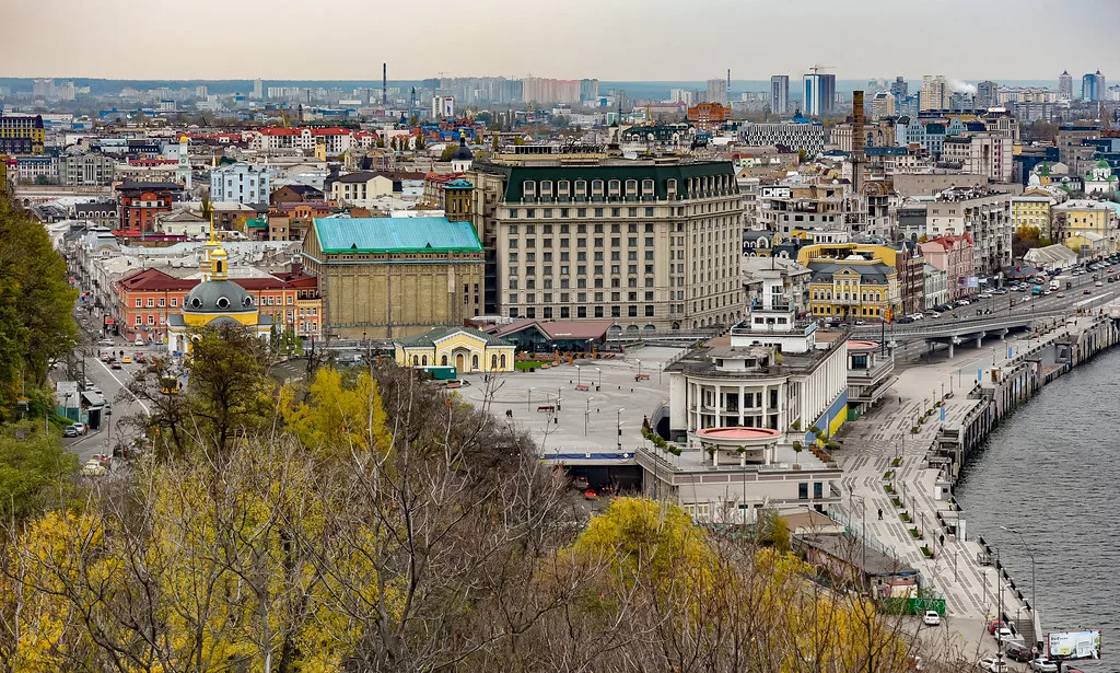 Veduta panoramica di Kiev con il centro storico, la piazza principale e il fiume Dnepr sullo sfondo della città moderna.