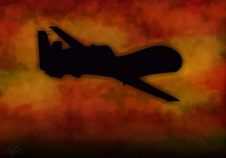 Sagoma nera di un drone militare in volo contro un cielo infuocato di rosso e arancio.