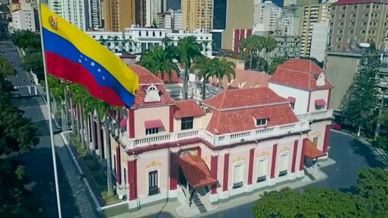 La bandiera venezuelana sventola davanti al Palazzo di Miraflores, sede del governo a Caracas.