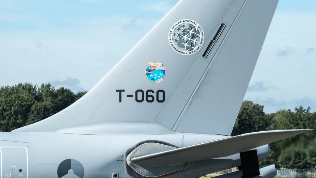 Coda di aereo militare con matricola T-060 e insegne istituzionali visibili contro cielo azzurro.