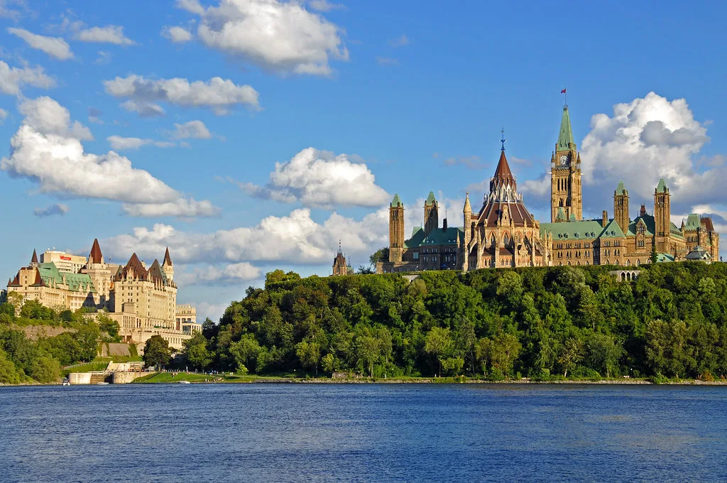 Parlamento canadese e Castello di Laurier su una collina boscosa affacciata sul fiume Rideau a Ottawa.