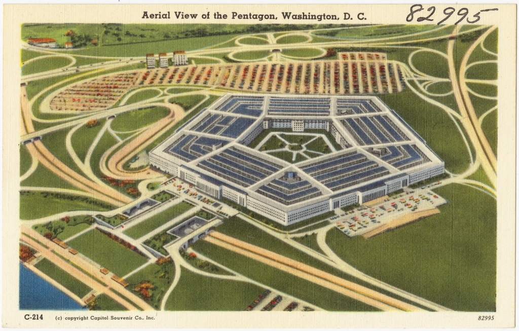 Vista aerea del Pentagono con la caratteristica forma pentagonale circondata da parcheggi e strade curve a Washington D.C.
