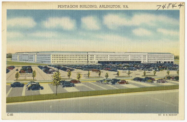 L'edificio del Pentagono ad Arlington, Virginia, circondato da ampi parcheggi con auto d'epoca in una cartolina vintage.