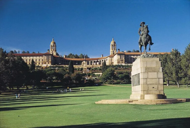 Statua equestre su piedistallo di fronte ai Union Buildings, sede amministrativa del Sudafrica con torri dorate.