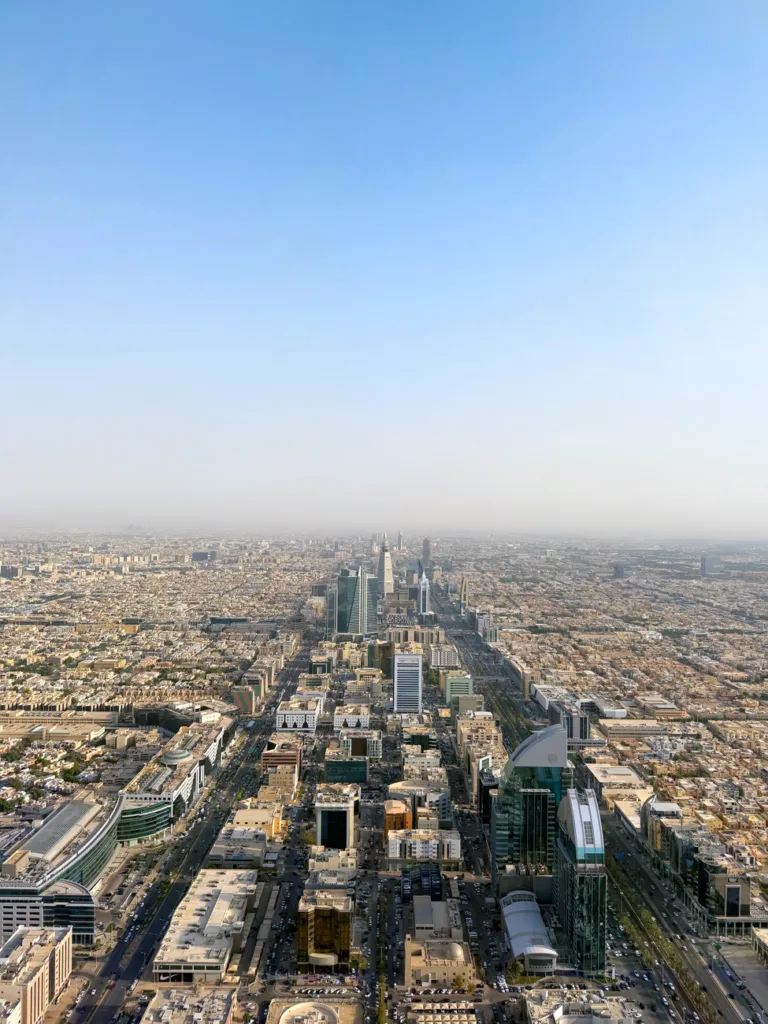 Veduta aerea di Riyadh con grattacieli moderni e assi stradali che si estendono verso l'orizzonte.