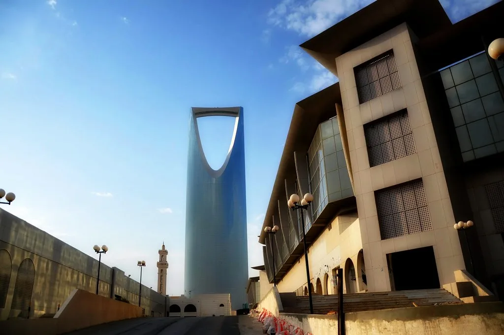 Il Kingdom Centre di Riyad con la sua caratteristica forma a vela, circondato da edifici in stile tradizionale.