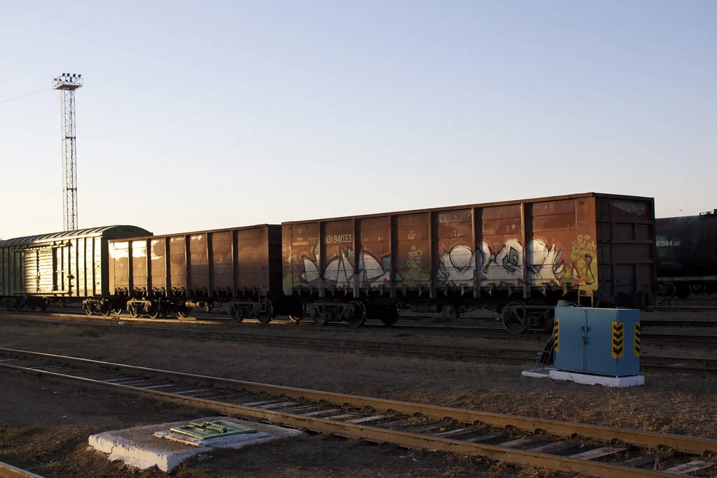 Treno merci con vagoni aperti in un'area di stoccaggio ferroviario presso la frontiera russa.