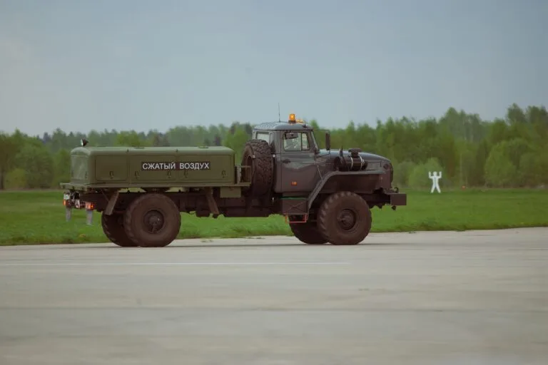 Autocarro militare russo con cisterna per aria compressa parcheggiato in piazzale d'aeroporto.