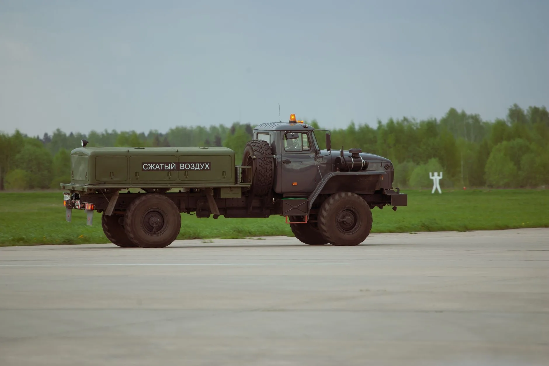 Autocarro militare russo con cisterna per aria compressa parcheggiato in piazzale d'aeroporto.