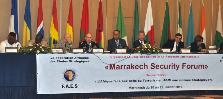 Tavolo di relatori seduti davanti a bandiere africane durante il Marrakech Security Forum sulla lotta al terrorismo.