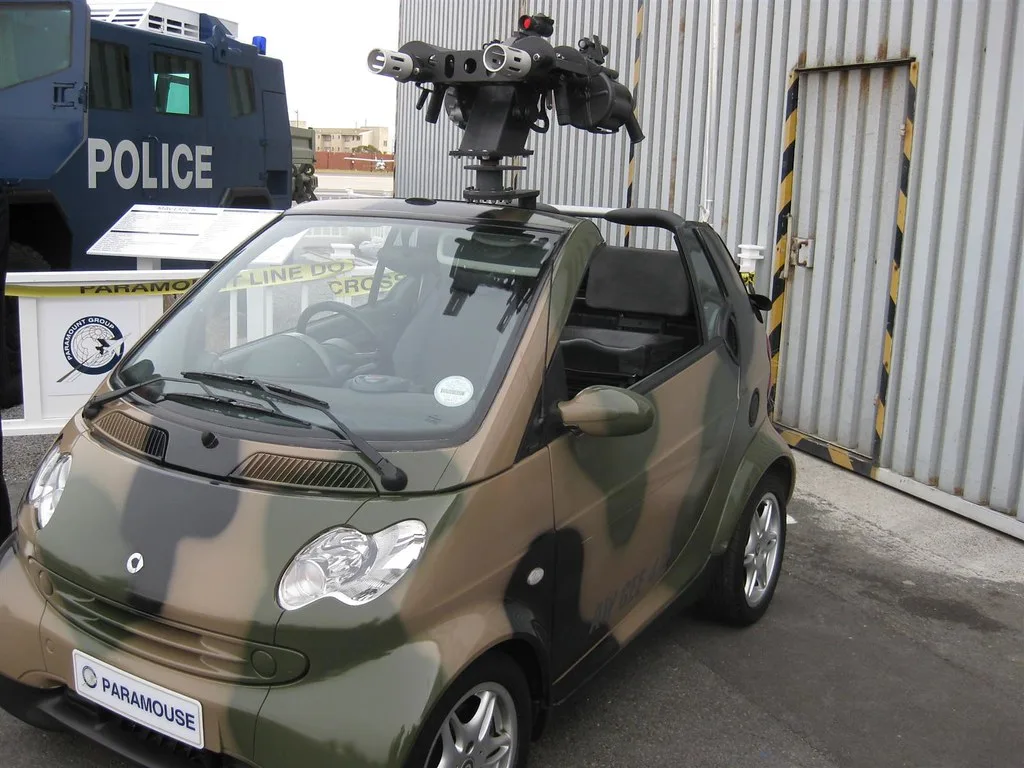 Piccolo veicolo tattico equipaggiato con lanciagranate montato sul tetto, in un'area operativa militare.