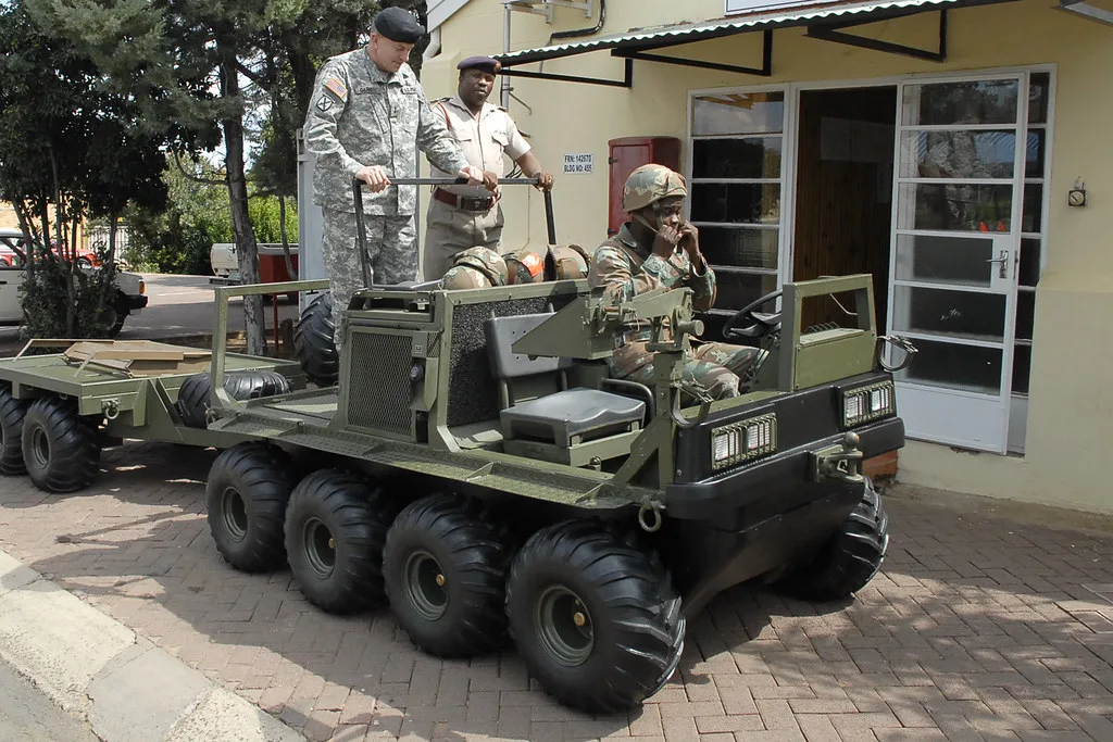 Militari sudafricani su un veicolo blindato a sei ruote in una strada residenziale durante operazione di sicurezza.