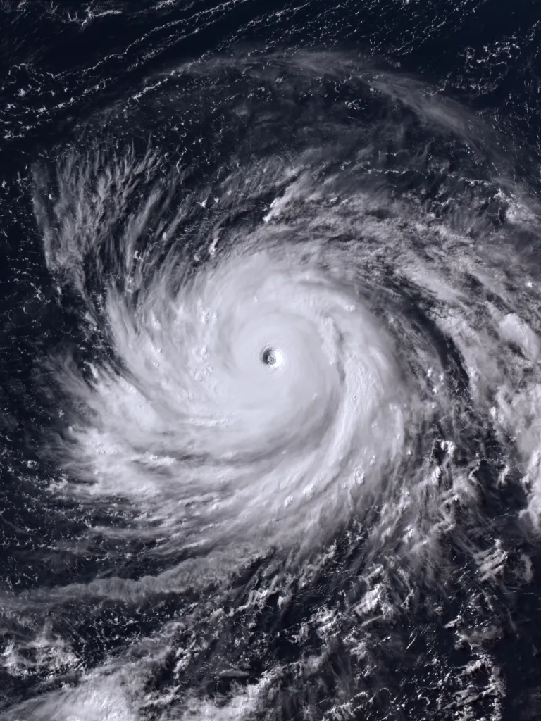 Tifone con occhio ben definito e bande nuvolose spiraliformi osservato dallo spazio sul mare.