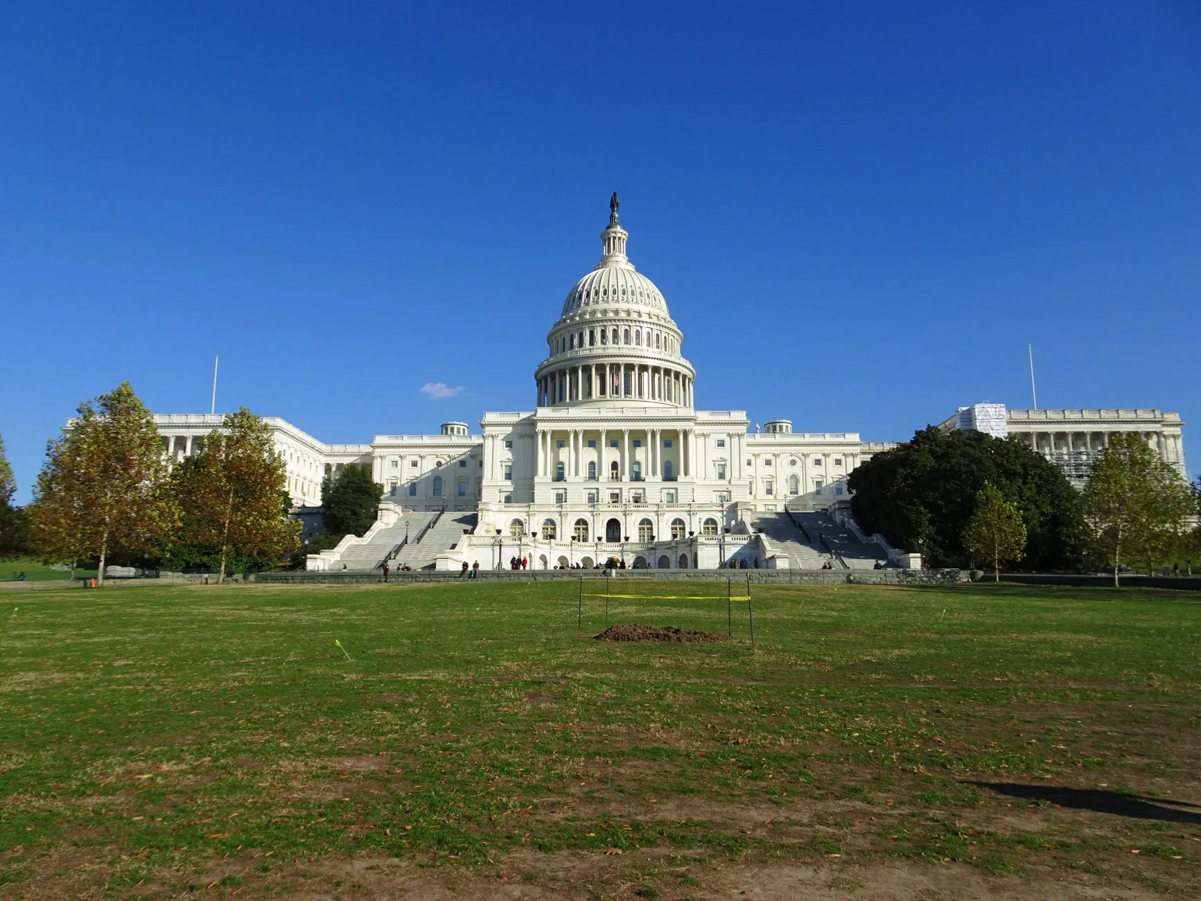 Il Campidoglio degli Stati Uniti con cupola bianca domina il paesaggio di Washington D.C. sotto cielo azzurro.