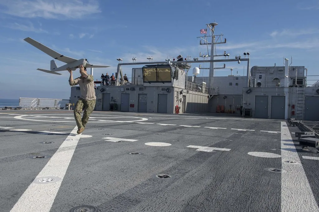 Drone tattico decolla dal ponte di volo di una nave da guerra in mezzo all'oceano.